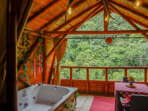 Karstais baseins, Glamping Río Claro (Glamping Rio Claro) in Gesen