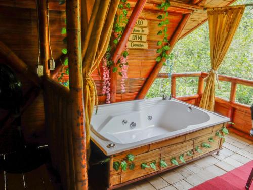 Karstais baseins, Glamping Río Claro (Glamping Rio Claro) in Gesen