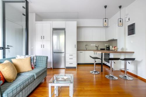 Athena's South Apartment, Ateny