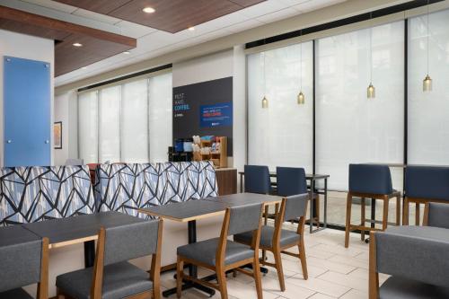 홀리데이 인 익스프레스 & 스위트 피츠버그 노스 쇼어 바이 IHG - 식음료(F&B)