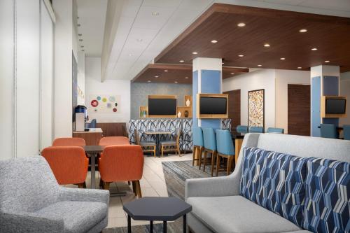 Lobby, Holiday Inn Express & Suites Pittsburgh North Shore By IHG in Pittsburgh (PA)