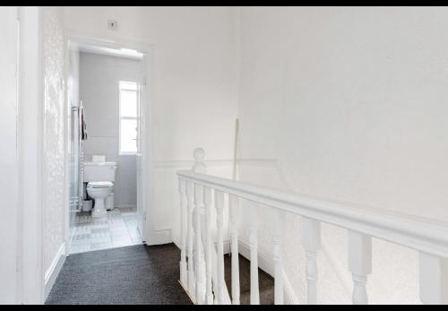 Bathroom, Private Room in Allerton - Quiet & Comfortable in Garston