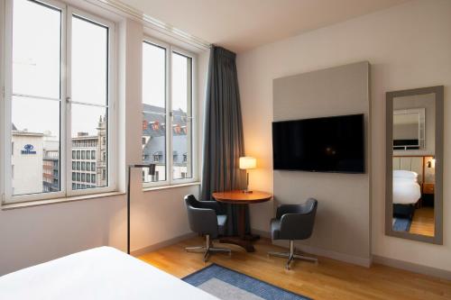 King Guest Room image 6