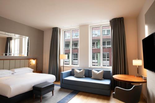 Deluxe King Room image 5