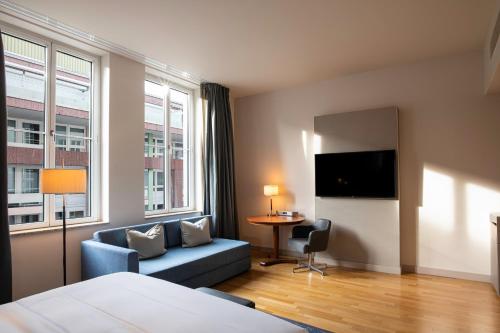 Deluxe King Room image 7