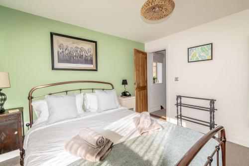 2 BR Stylish Bright Cottage, Pet Friendly - Titchfield Village by Blue Puffin Stays