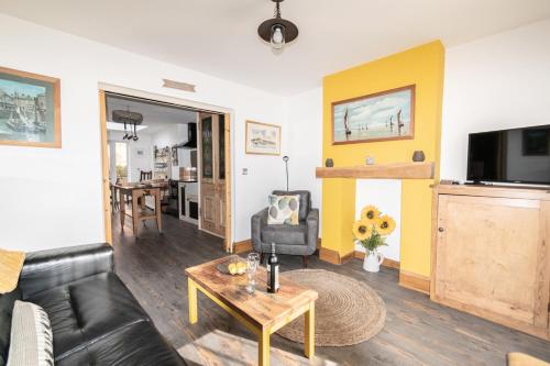 2 BR Stylish Bright Cottage, Pet Friendly - Titchfield Village by Blue Puffin Stays