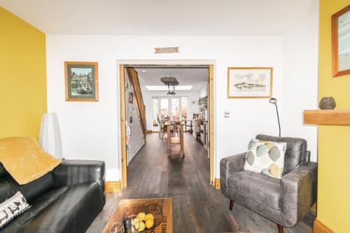 Pubi/sohvabaar, 2-Bedroom Stylish, Cosy & Bright Cottage, Pet Friendly, Sleeps 5, Titchfield Village - by Blue Puffi in Titchfield