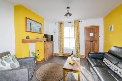 2 BR Stylish Bright Cottage, Pet Friendly - Titchfield Village by Blue Puffin Stays