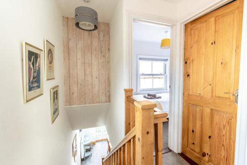 2 BR Stylish Bright Cottage, Pet Friendly - Titchfield Village by Blue Puffin Stays