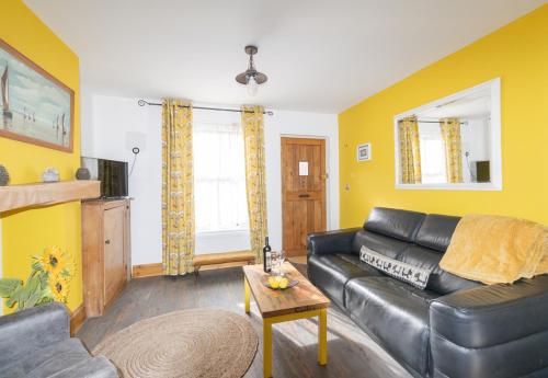 2 BR Stylish Bright Cottage, Pet Friendly - Titchfield Village by Blue Puffin Stays