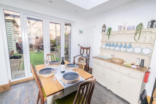 Seadmed, 2-Bedroom Stylish, Cosy & Bright Cottage, Pet Friendly, Sleeps 5, Titchfield Village - by Blue Puffi in Titchfield