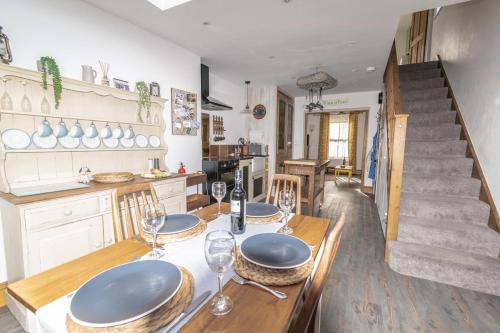 2 BR Stylish Bright Cottage, Pet Friendly - Titchfield Village by Blue Puffin Stays