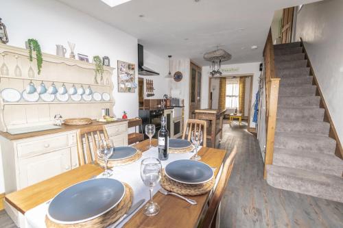 Seadmed, 2-Bedroom Stylish, Cosy & Bright Cottage, Pet Friendly, Sleeps 5, Titchfield Village - by Blue Puffi in Titchfield