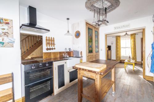 Seadmed, 2-Bedroom Stylish, Cosy & Bright Cottage, Pet Friendly, Sleeps 5, Titchfield Village - by Blue Puffi in Titchfield