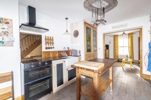 2 BR Stylish Bright Cottage, Pet Friendly - Titchfield Village by Blue Puffin Stays