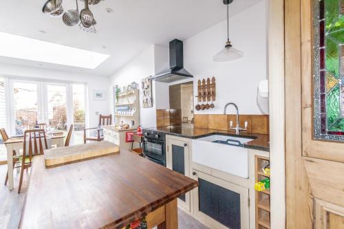 Seadmed, 2-Bedroom Stylish, Cosy & Bright Cottage, Pet Friendly, Sleeps 5, Titchfield Village - by Blue Puffi in Titchfield