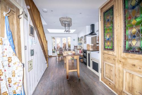 Seadmed, 2-Bedroom Stylish, Cosy & Bright Cottage, Pet Friendly, Sleeps 5, Titchfield Village - by Blue Puffi in Titchfield