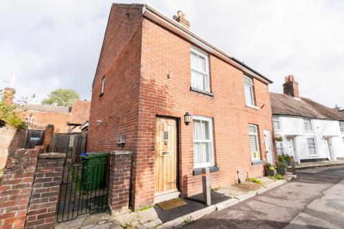Hotelli välisilme, 2-Bedroom Stylish, Cosy & Bright Cottage, Pet Friendly, Sleeps 5, Titchfield Village - by Blue Puffi in Titchfield