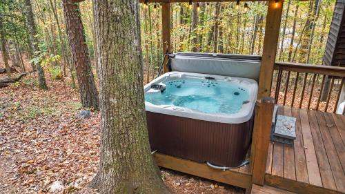 New Listing! Gold Dust Getaway - 3 Bed, Hot Tub