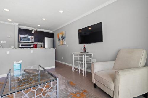 227-WIFI, New Paint, AMAZING Views, Close to BUCS stadium thumb 2
