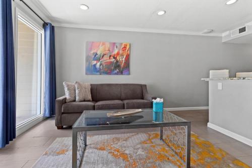 227-WIFI, New Paint, AMAZING Views, Close to BUCS stadium thumb 3