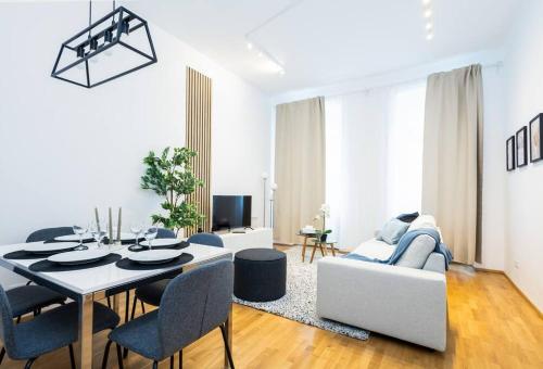 OrestaLiving - Spacious 2BR on the Danube Canal