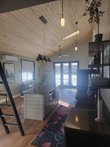 Modern, but cozy apartment with spectacular views detail