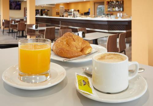 Hotel Arias Aeropuerto in กิฆอน