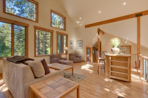 West Pine Cabin on the West Shore - 3 BR, Hot Tub, Pool Table, Pet Friendly