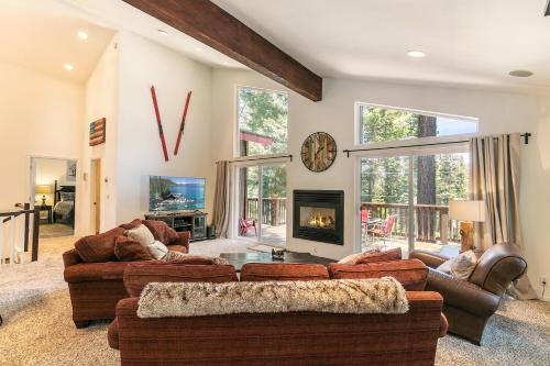 Wolf Den - Bright Open Concept 3 Bedroom- Hot Tub, Pet-Friendly, Minutes from Skiing!