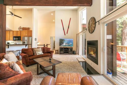Wolf Den - Bright Open Concept 3 Bedroom- Hot Tub, Pet-Friendly, Minutes from Skiing!, Tahoma (photo 2)