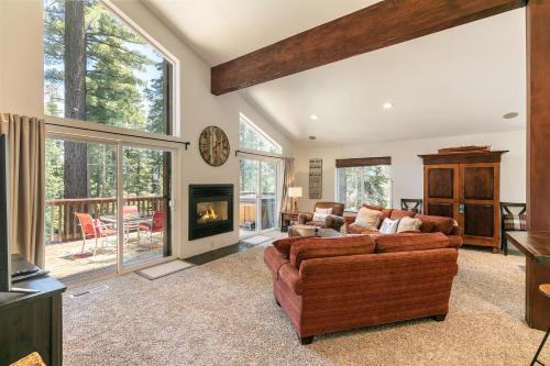 Wolf Den - Bright Open Concept 3 Bedroom- Hot Tub, Pet-Friendly, Minutes from Skiing!, Tahoma (photo 3)