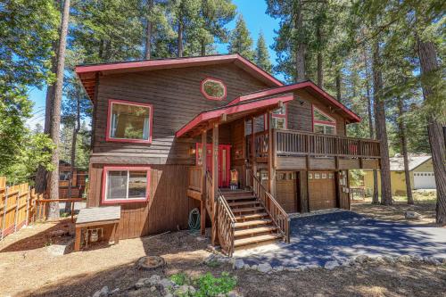 Wolf Den - Bright Open Concept 3 Bedroom- Hot Tub, Pet-Friendly, Minutes from Skiing!, Tahoma (photo 4)