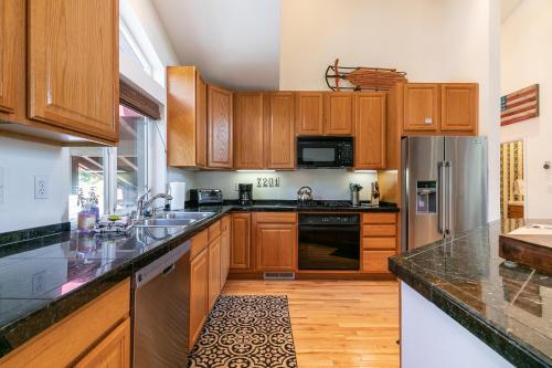Wolf Den - Bright Open Concept 3 Bedroom- Hot Tub, Pet-Friendly, Minutes from Skiing!, Tahoma (photo 6)