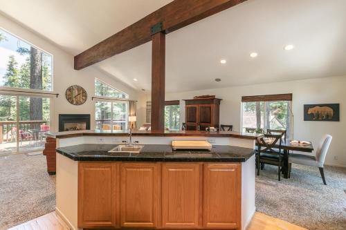 Wolf Den - Bright Open Concept 3 Bedroom- Hot Tub, Pet-Friendly, Minutes from Skiing!, Tahoma (photo 8)