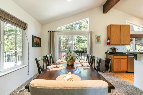 Wolf Den - Bright Open Concept 3 Bedroom- Hot Tub, Pet-Friendly, Minutes from Skiing!, Tahoma (photo 10)