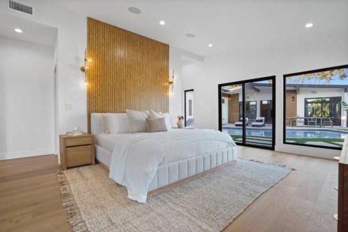 Skyline Vista Oasis Lux Villa Poola and Scenic View in Los Angeles, USA