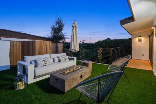Skyline Vista Oasis Lux Villa Poola and Scenic View in Los Angeles, USA