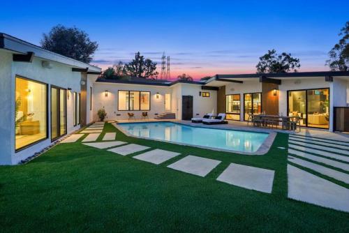 Skyline Vista Oasis Lux Villa Poola and Scenic View in Los Angeles, USA