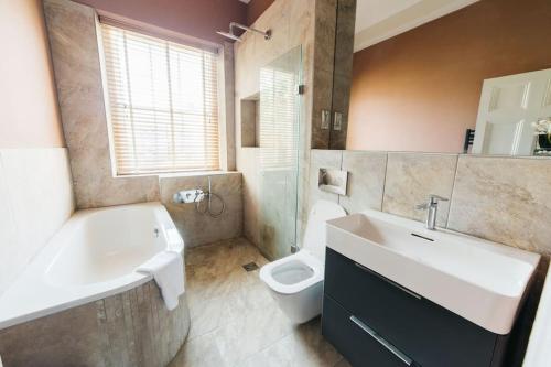 Luxury, Central, Sun-Filled 3 Bed Haven in Bath, Bath (photo 3)