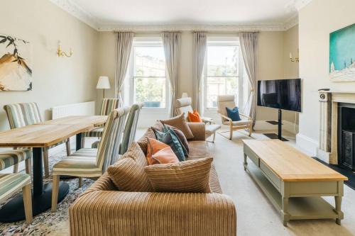 Luxury, Central, Sun-Filled 3 Bed Haven in Bath, Bath (photo 2)