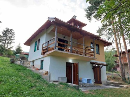 "Kod dva kestena" Warm and cozy house with a private lake access in Međuvršje