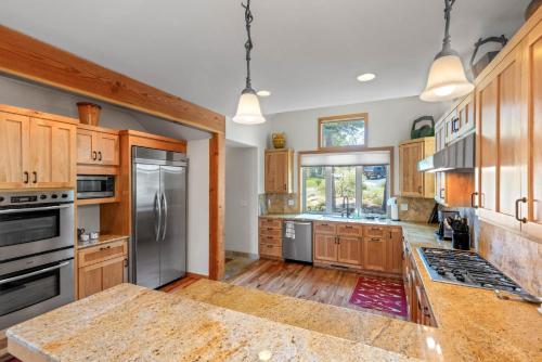 Solvang Haus in Tahoe Donner - 5BR w Private Hot Tub, Game Room, Gym and Pool Access in Truckee, USA