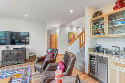 Solvang Haus in Tahoe Donner - 5BR w Private Hot Tub, Game Room, Gym and Pool Access in Truckee, USA