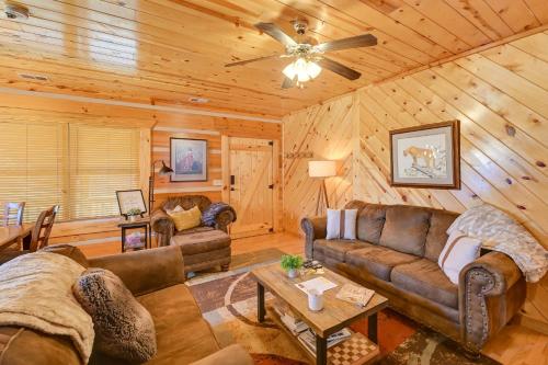 Secluded Retreat BBQ, Lawn Games, and Fire Pit! in Beattyville, USA