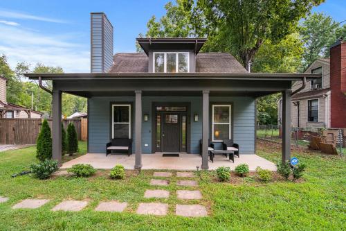 Spacious 3 Bedroom 6 Beds Nashville House with Large Yard in Nashville, USA