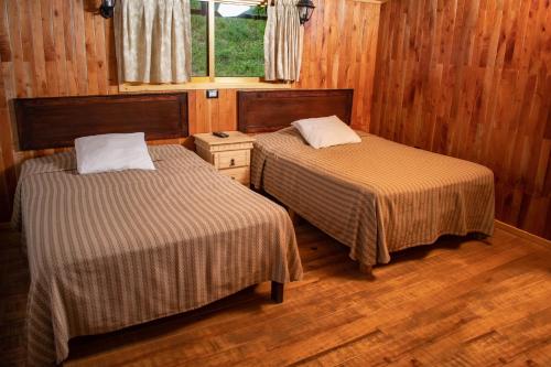 2 queen beds