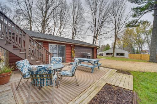 Modern Log Cabin with Rec Room, Steps to Lake!