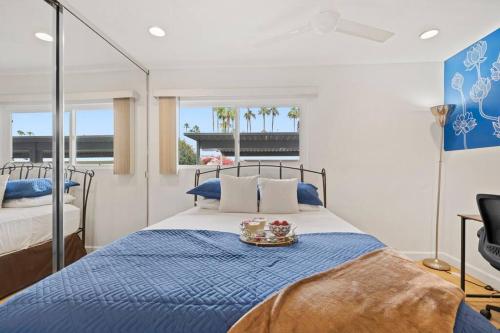 Poolside 2BR/2BA Pet Friendly Condo+Mountain View in Palm Springs, USA